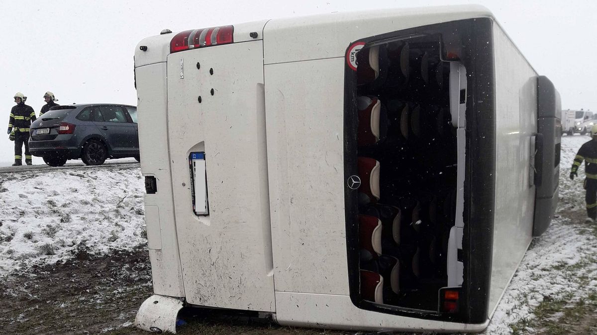 Při nehodě autobusu na Svitavsku utrpěli dva lidé středně těžké zranění